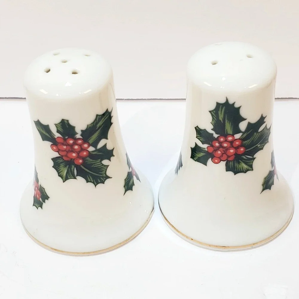 Vintage Lefton Classic Holly Berry Christmas Salt & Pepper Shaker Set #7955